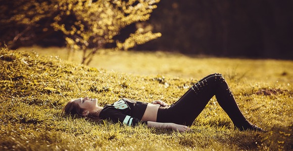 Girl lying on the grass 1741487 1920