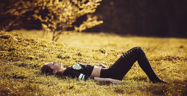 Girl lying on the grass 1741487 1920