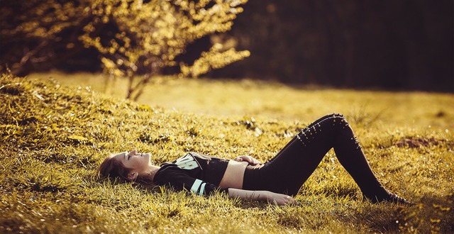 Girl lying on the grass 1741487 1920