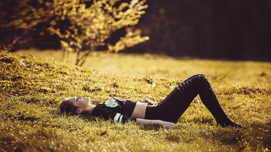 Girl lying on the grass 1741487 1920