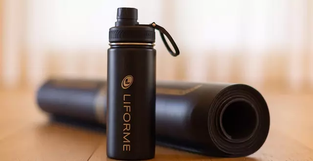 Waterbottle black lifestyle 2 1000x666 crop center