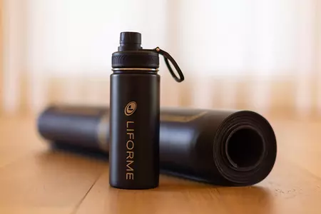 Waterbottle black lifestyle 2 1000x666 crop center