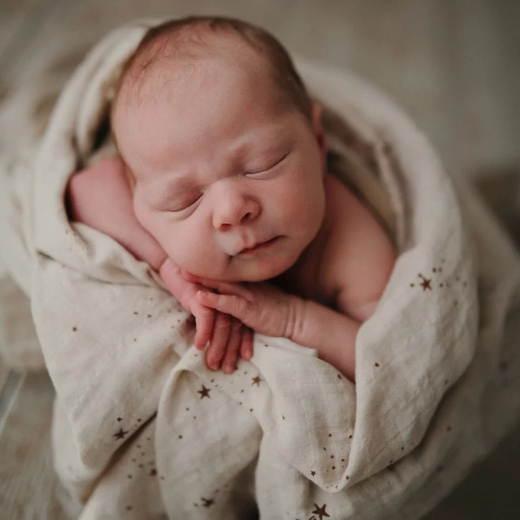 Mushie swaddle falling stars 2