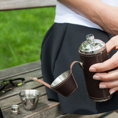 Kikkerland set leather flask 2