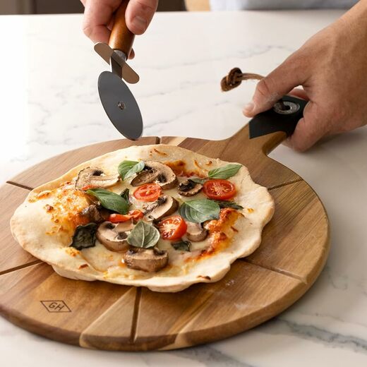 Gentlemens hardware okrugla daska s rezačem za pizzu2